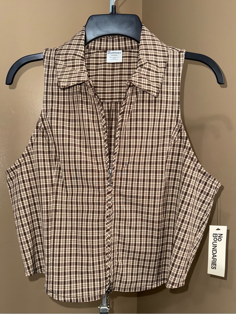 NWT NO BOUNDARIES Plaid Zip-up Best top. Size Medium (8-10).